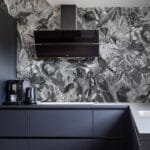 Tapeta ścienna roślinna "Magic Garden - Black & White" - aranżacja w kuchni