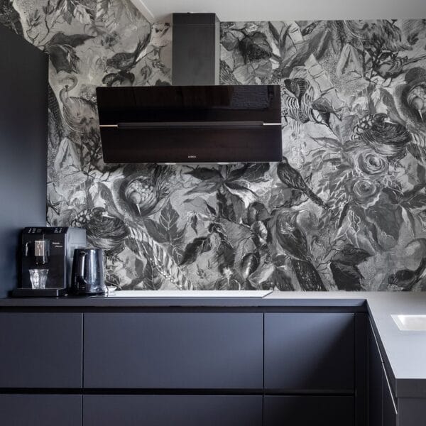 Tapeta ścienna roślinna "Magic Garden - Black & White" - aranżacja w kuchni
