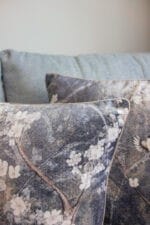 Chinoiserie velour pillow set Dirty Blue - Image 3